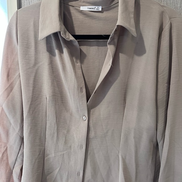 Long sleeve tan button up shirt, size medium - Picture 4 of 8